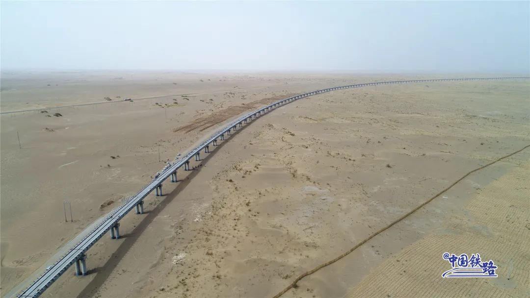 地表最强“套圈”！这条铁路圈住中国最大沙漠