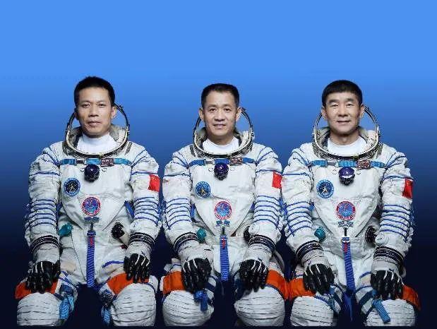 聂海胜刘伯明汤洪波获颁"航天功勋奖章"