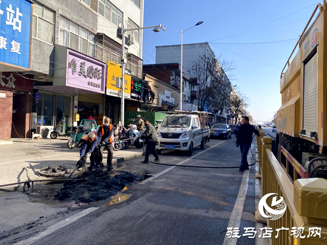 平舆县：热线寒冬有温度 赢得居民送锦旗