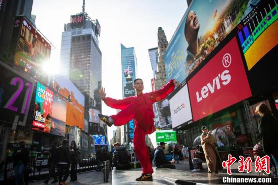 太极拳爱好者在纽约时报广场表演拳法