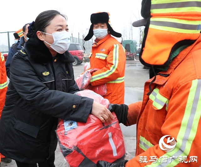 正阳县：总工会捐赠爱心棉衣让环卫工人过上幸福暖冬
