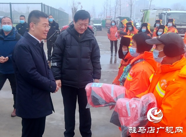 正阳县：总工会捐赠爱心棉衣让环卫工人过上幸福暖冬