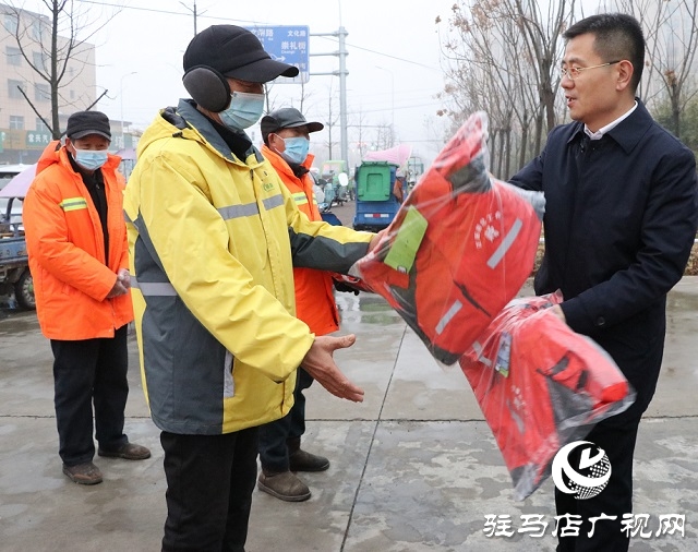 正阳县：总工会捐赠爱心棉衣让环卫工人过上幸福暖冬