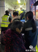 平舆警方：老人寒冬晕倒 辅警暖心救助