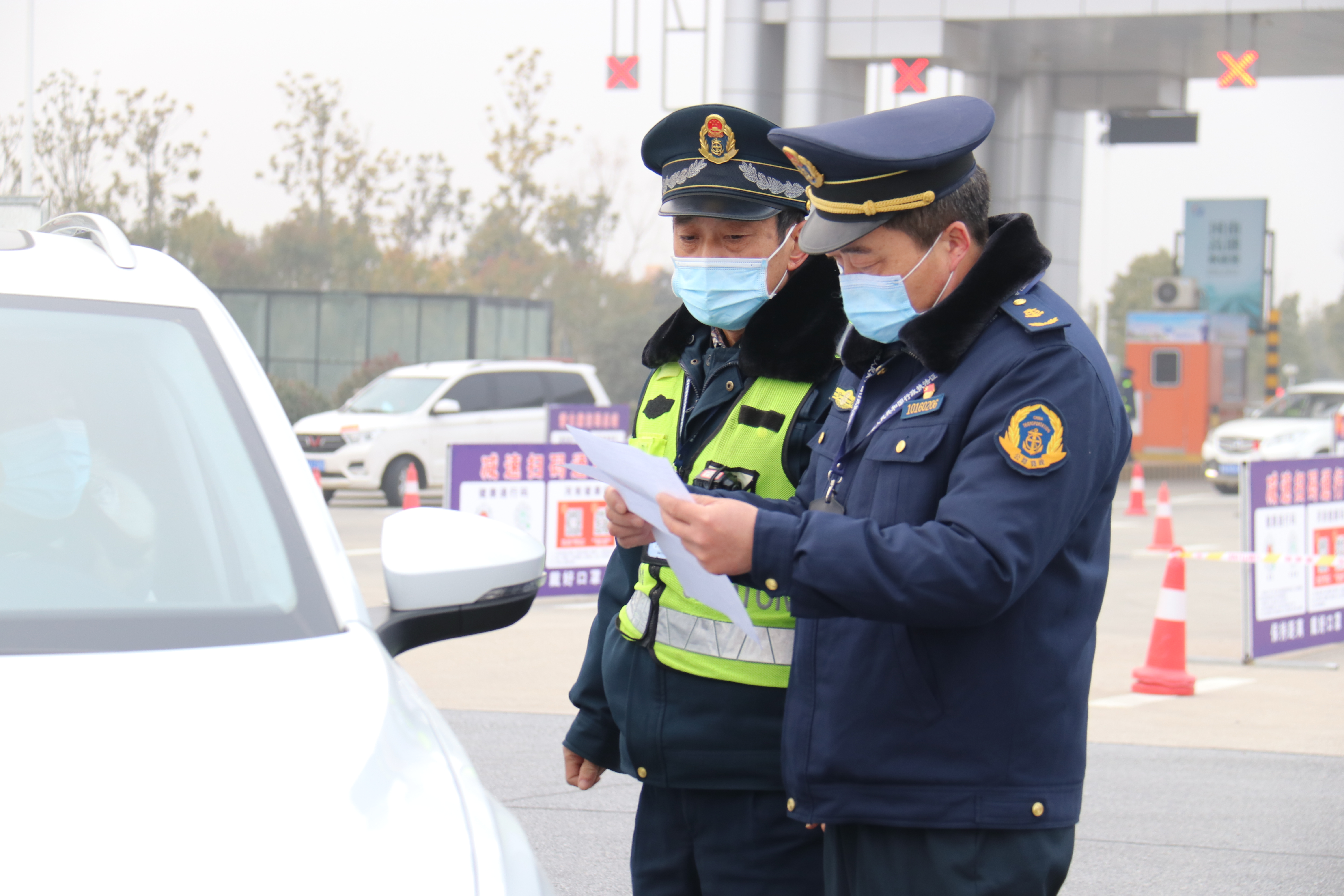 当好“守门人”把好入口关 驻马店高速路口33个防疫卡点运行