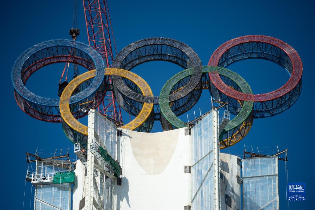 北京：奥运五环景观塔献礼冬奥