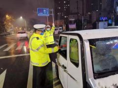 驻马店交警雪夜查酒驾 拧紧春运“安全阀”！