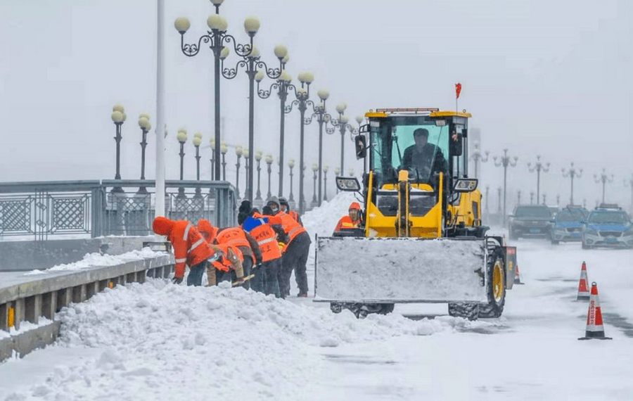 大范围雨雪来袭 各地交通部门除冰清雪保畅通