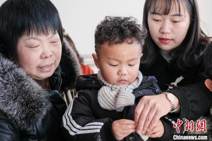 图为罗永超家人在日喀则边境管理支队食堂包饺子。