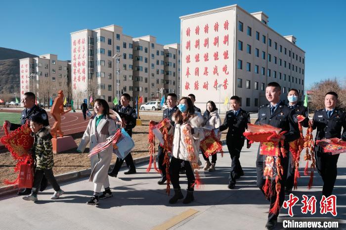 千里赴边关西藏日喀则戍边民警家属进藏度新春