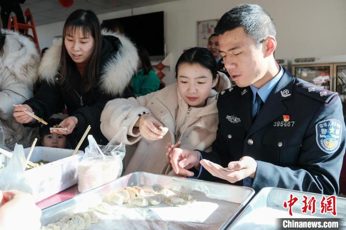 戍边民警和家人一起包饺子。　江飞波 摄