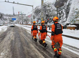 交通部门铲冰除雪保障冬奥和春运出行安全