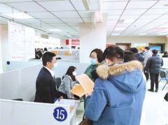 春节过后首场郑州线下招聘会火热登场 “95后”组团应聘 “4050”也出手