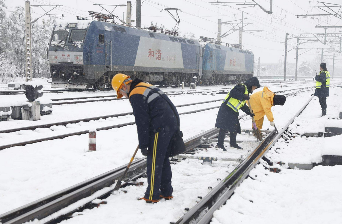 多地出现大范围雨雪天气 铁路部门积极扫雪除冰