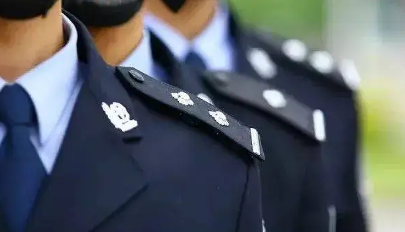 平舆县：群众被困桥堤 民警及时救助