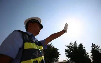 平舆县：贪玩孩童与家人走散 交警及时救助
