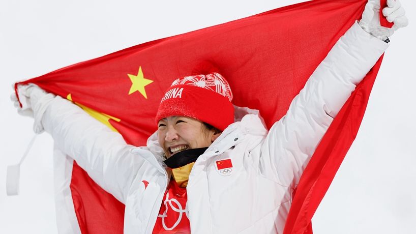自由式滑雪女子空中技巧决赛：中国选手徐梦桃夺冠