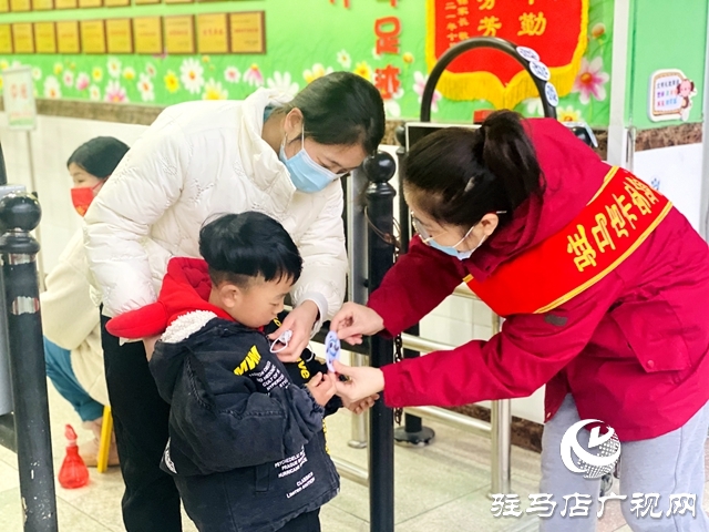 驻马店市实验幼儿园开学第一天 “冰墩墩”“雪容融”迎接小萌娃