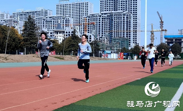 驻马店：春季到天气暖 市民户外健身忙