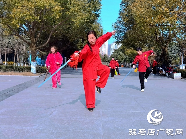 驻马店：春季到天气暖 市民户外健身忙