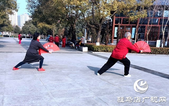 驻马店：春季到天气暖 市民户外健身忙