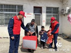 弘扬雷锋精神 关爱留守儿童