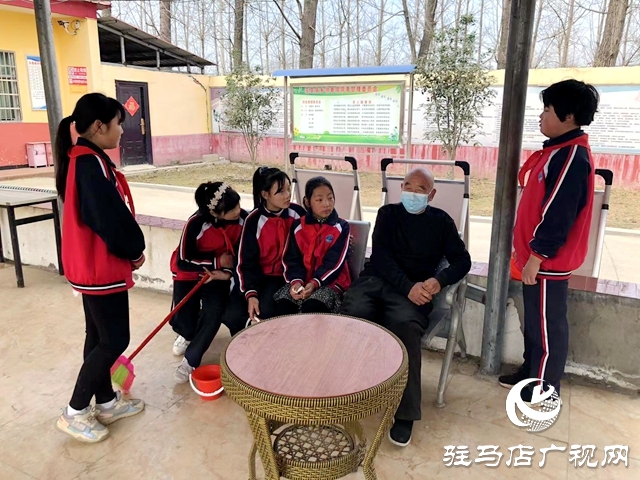 平舆县玉皇庙乡：践行雷锋精神 小志愿者情暖“夕阳”