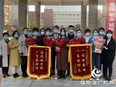 “三八”女神节：鲜花锦旗送给最美女教师
