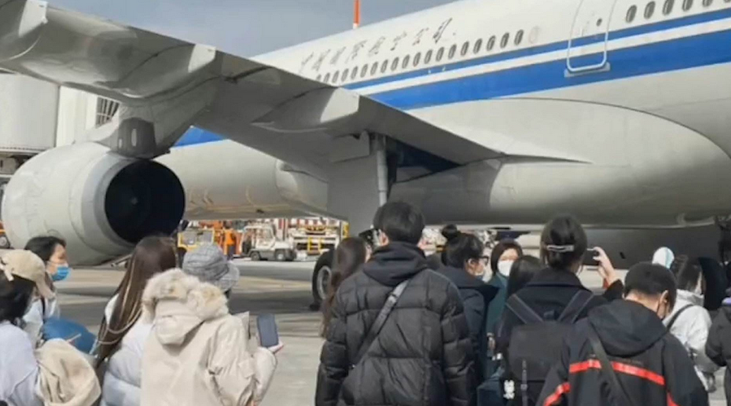 第五架接返自乌克兰撤离中国公民临时航班抵达郑州