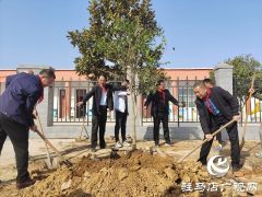 确山县普会寺镇张营小学开展义务植树活动