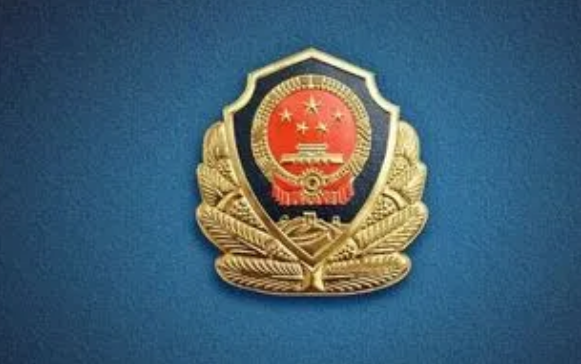 平舆：萌娃不慎走失 民警化身临时奶爸