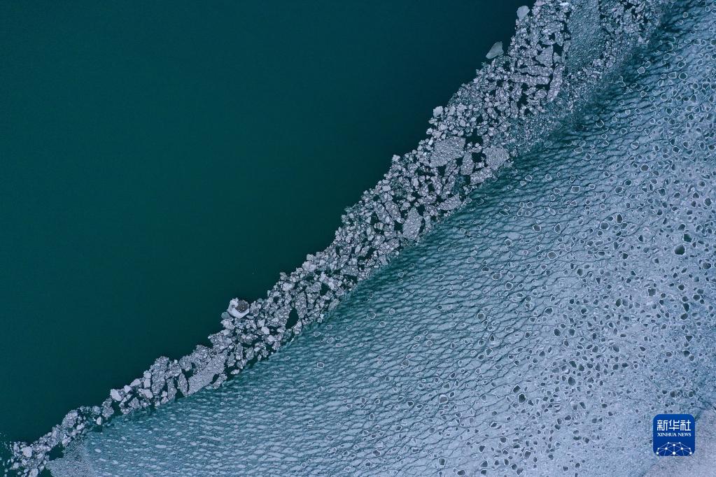 青海湖出现解冻迹象