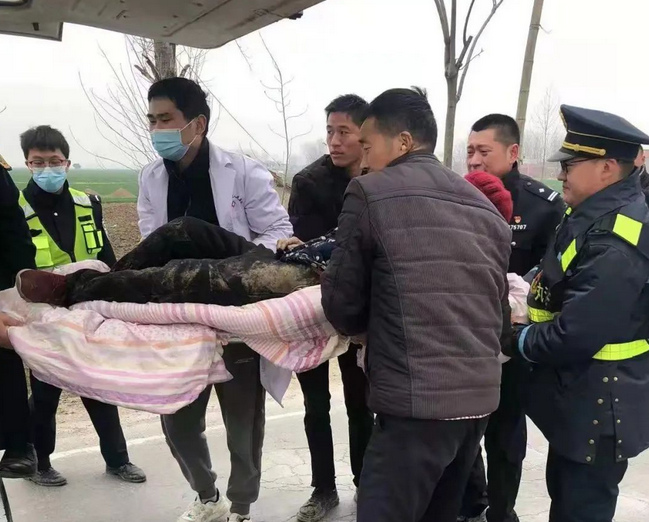 平舆县：老人掉入深沟 众人合力救助