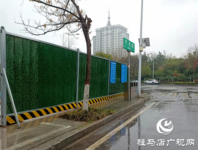 围挡倾倒成“利器” 城管及时消隐患