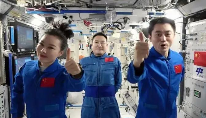 神十三乘组状态良好 正在为载人飞船返回作各项准备