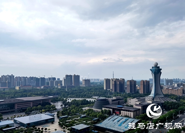 暴雨欲袭 驻马店城市上空乌云密布