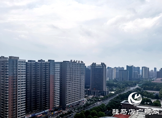 暴雨欲袭 驻马店城市上空乌云密布