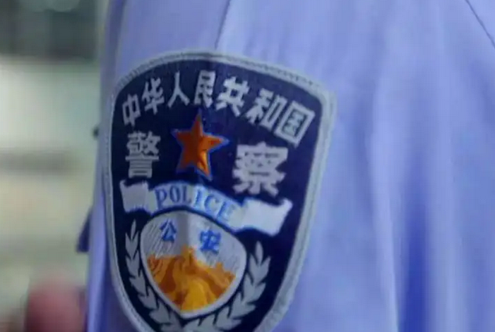 平舆县：男子酒后骑车掉沟 民警冒雨紧急救助