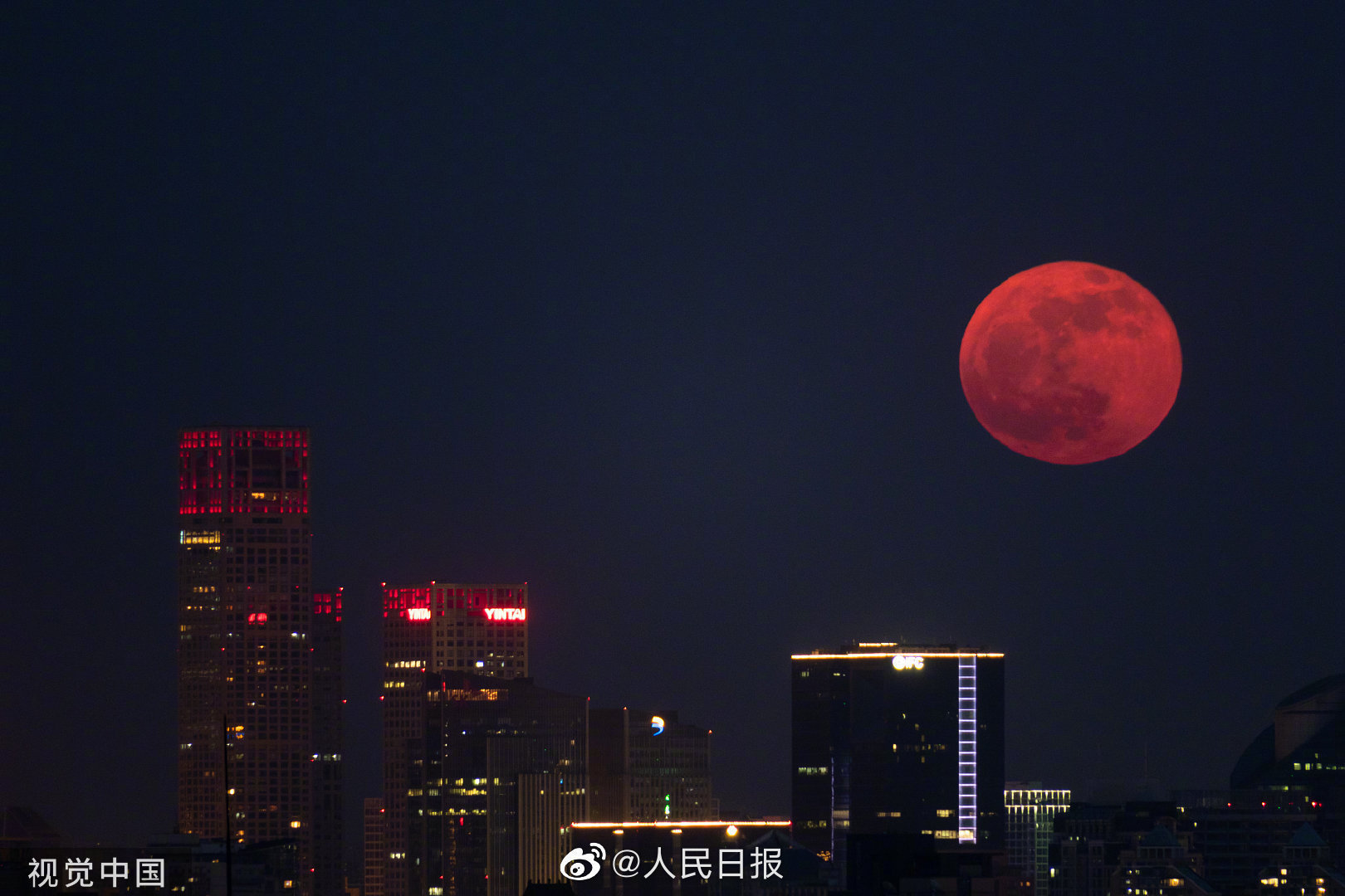 绝美！昨晚月亮的颜色真好看