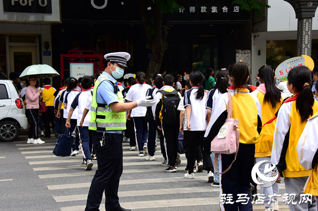 平舆县：心系师生保平安 一面锦旗表谢意