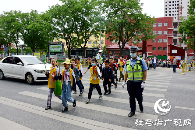 平舆县：心系师生保平安 一面锦旗表谢意