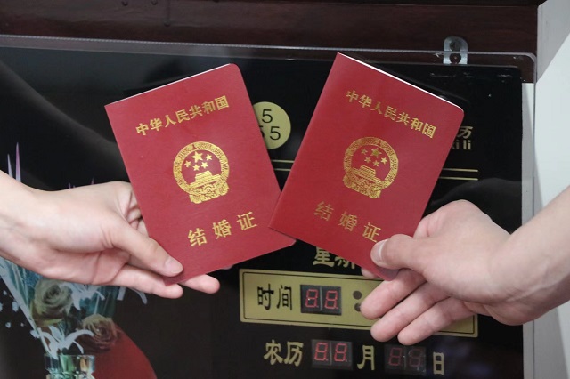  “520”我们结婚了！新人扎堆领证结连理