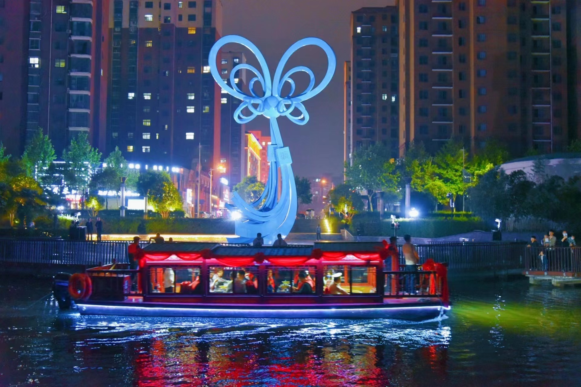 船游“汝南郡 ” 行摄不夜城