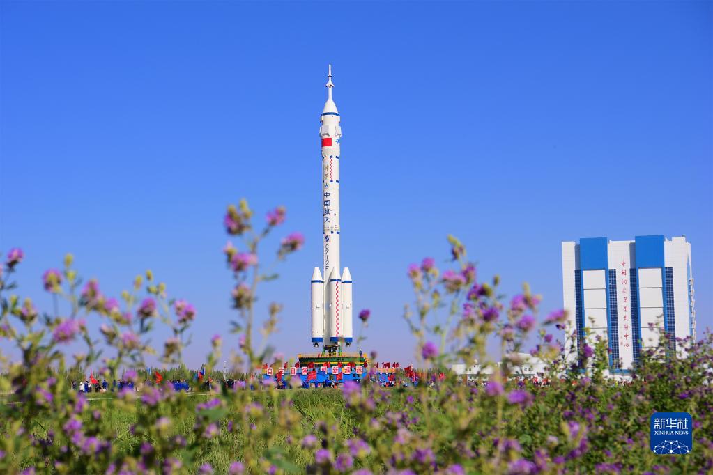 神舟十四号船箭组合体转运至发射区 计划近日择机实施发射