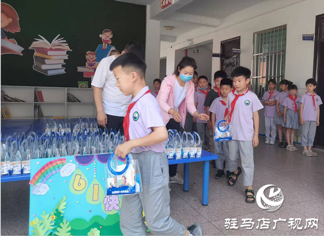 守护童年美好 共享健康生活 蒙牛学生奶(驻马店)推广中心为确山县学生送上“六一爱心礼包”