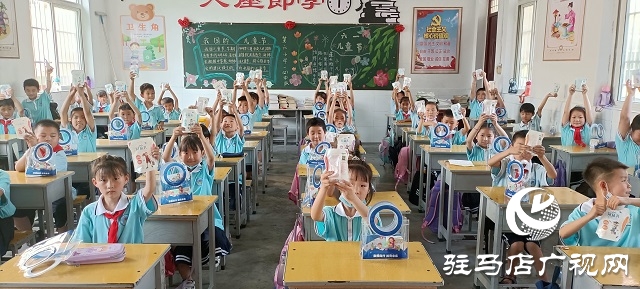 守护童年美好 共享健康生活 蒙牛学生奶(驻马店)推广中心为确山县学生送上“六一爱心礼包”
