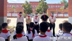 确山县双河镇党政领导到双河小学开展“六一”慰问活动