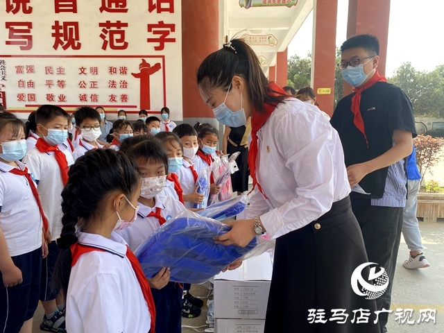 确山县双河镇党政领导到双河小学开展“六一”慰问活动