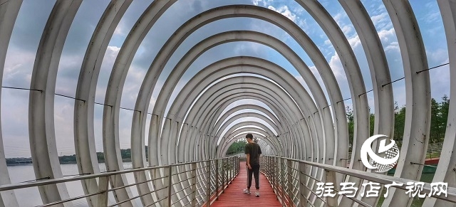雨后的滨河公园