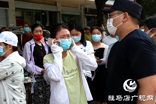 考生与家长走散 交警助其找家人
